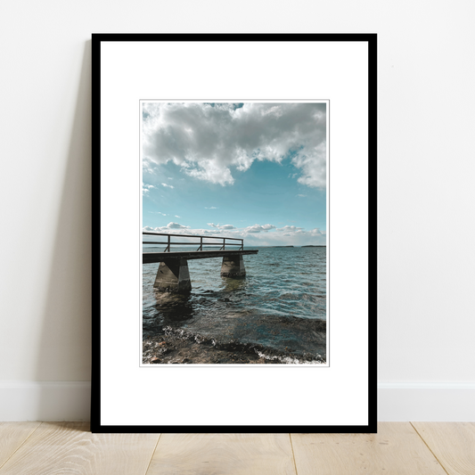 Gammel brygge, sjø, blå himmel og hvite skyer ved Rubingen, Saltnes. Vakkert norsk kystlandskap i Østfold som vil være dekorativ på en fotoplakat.