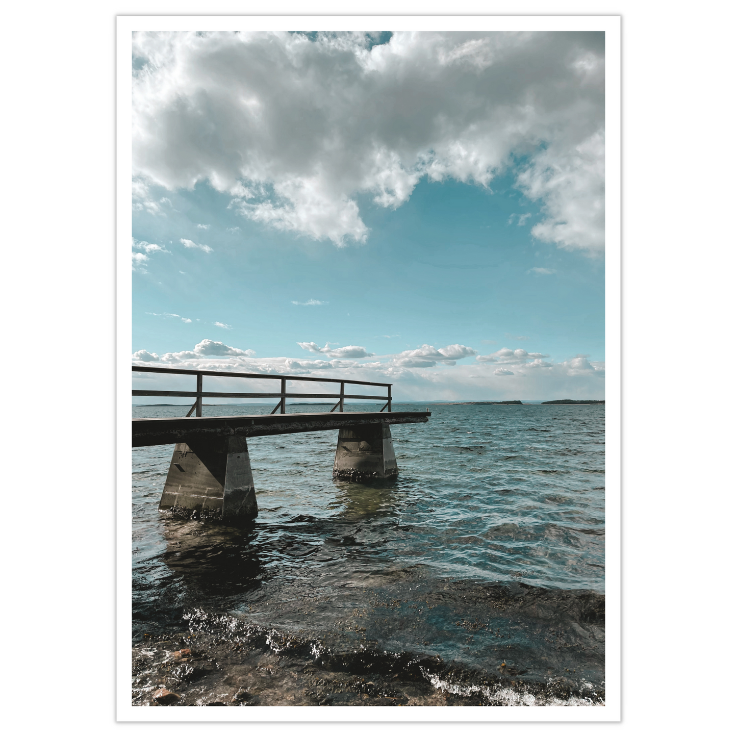 Gammel brygge, sjø, blå himmel og hvite skyer ved Rubingen, Saltnes. Vakkert norsk kystlandskap i Østfold som vil være dekorativ på en fotoplakat.