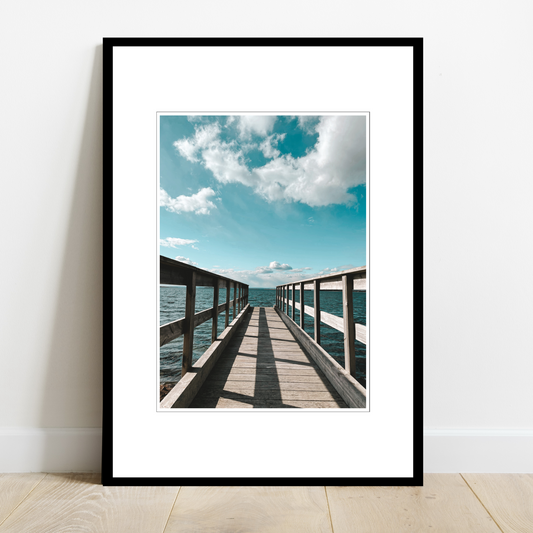 Gammel brygge, sjø, blå himmel og hvite skyer ved Rubingen, Saltnes. Vakkert norsk kystlandskap i Østfold som vil være dekorativ på en fotoplakat.