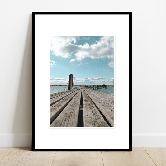 Gammel brygge, sjø, blå himmel og hvite skyer ved Saltholmen, Saltnes. Vakkert norsk kystlandskap i Østfold som vil være dekorativ på en fotoplakat.