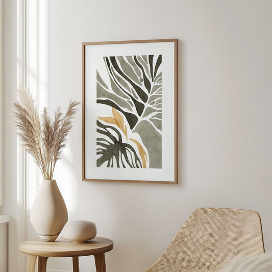 Dette unike kunstverket viser linjer og årer som minner om blader og blomster, malt i delikate akvarelltoner av grønt og beige. Plakaten har en bred, hvit kant. Illustrasjon viser plakat i eik ramme.