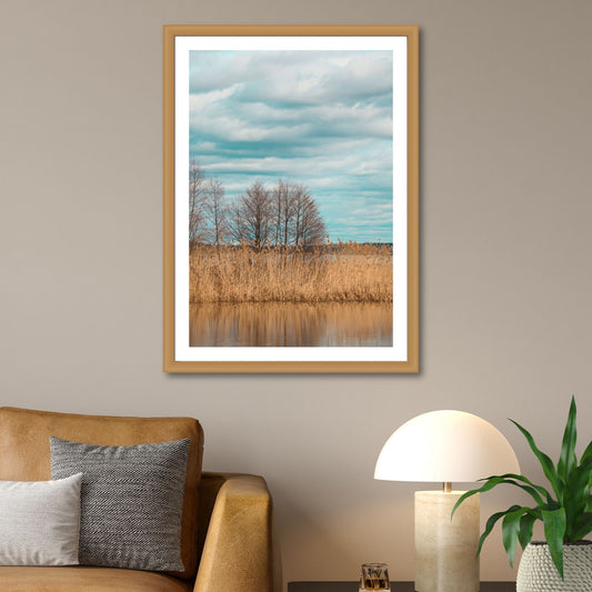 Dykk inn i en verden av sublim natur og opplev øyen Tidö-Lindös magi i april. Vårt unike bilde fanger øyeblikket av en vakker utsikt mot lettskyet himmel, nakne lauvtrær, vann og gult siv ved Mälaren. Illustrasjon som viser motivet som plakat i en ramme av eik.