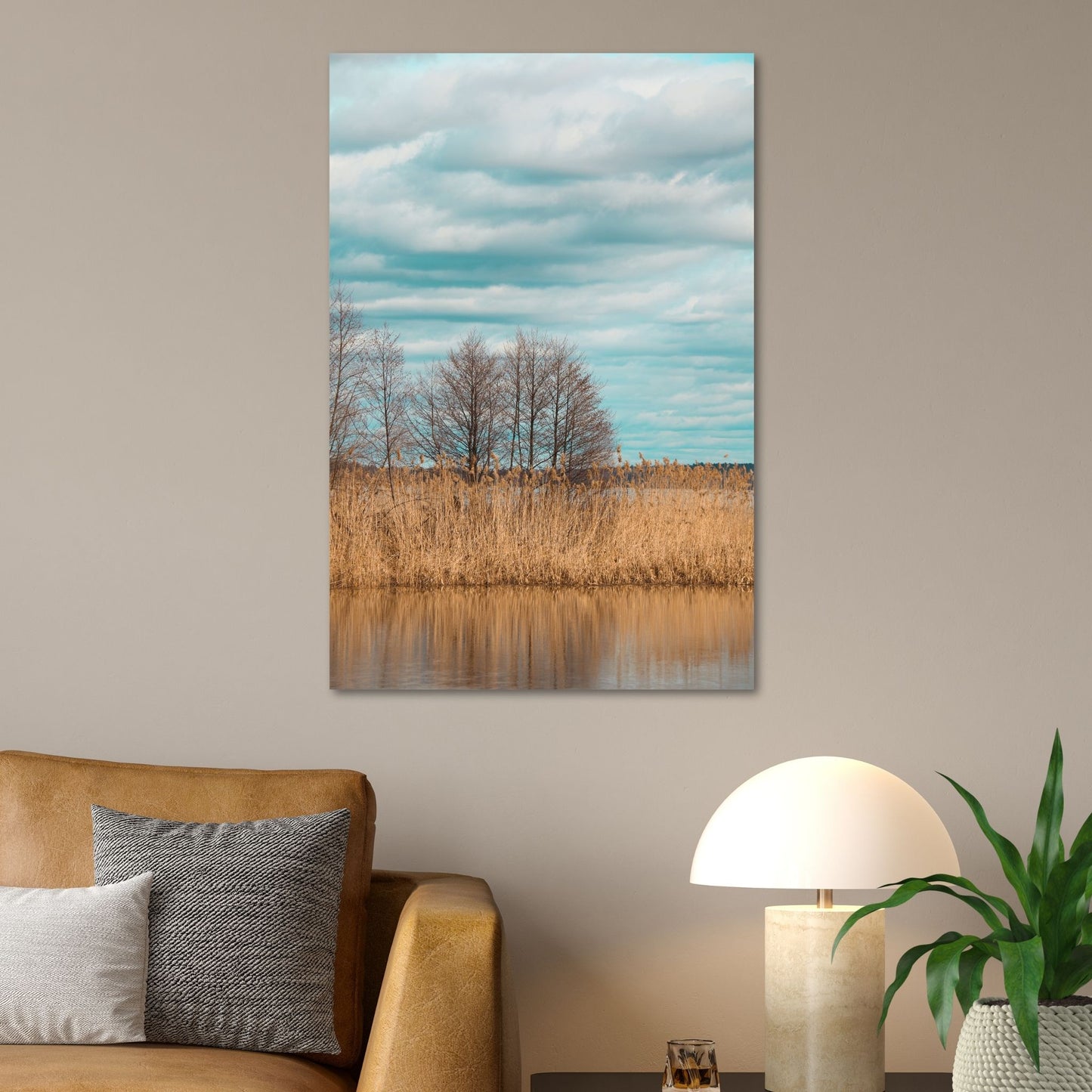 Dykk inn i en verden av sublim natur og opplev øyen Tidö-Lindös magi i april. Vårt unike bilde fanger øyeblikket av en vakker utsikt mot lettskyet himmel, nakne lauvtrær, vann og gult siv ved Mälaren. Illustrasjon som viser motivet på lerret.