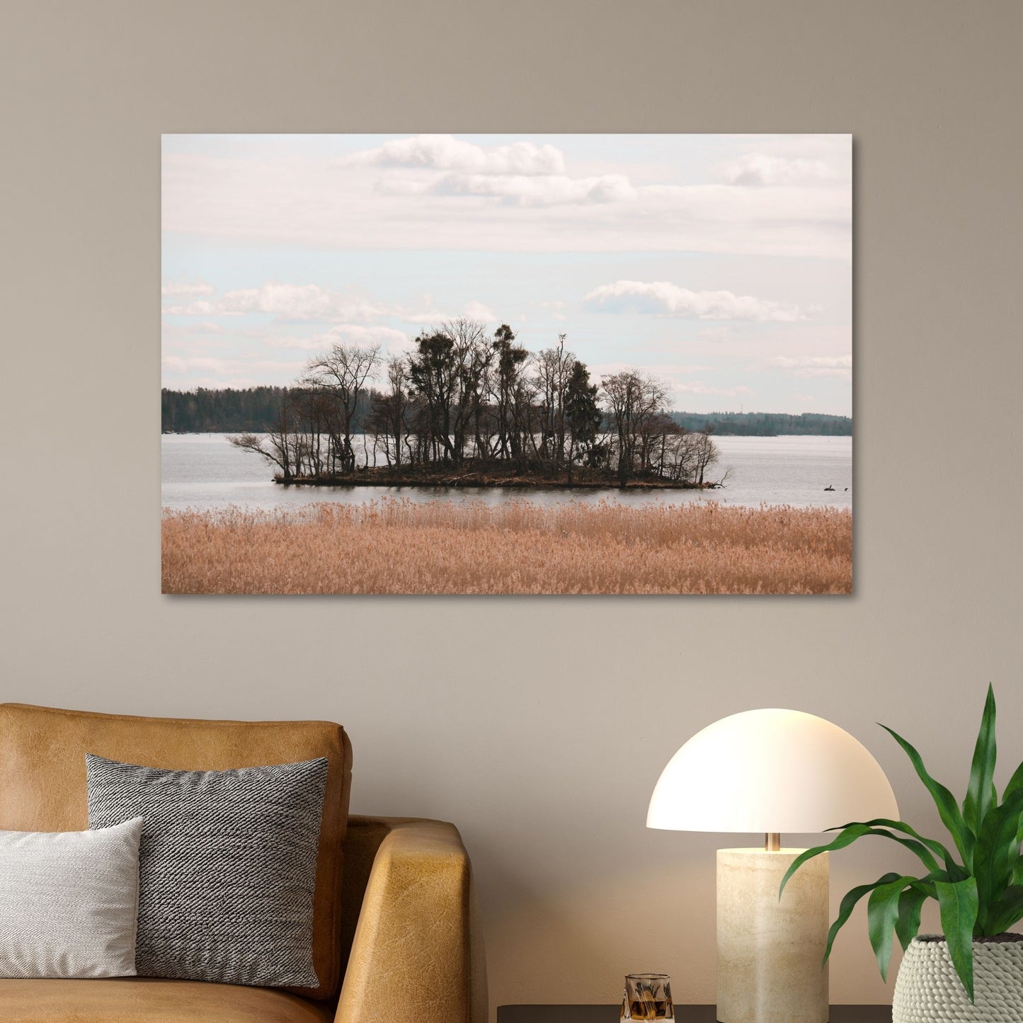 Dykk inn i en verden av sublim natur og opplev øyen Tidö-Lindös magi i april. Vårt unike bilde fanger øyeblikket av en vakker utsikt over vann, siv og holmer ved Mälaren. Illustrasjon som viser motivet som lerret.