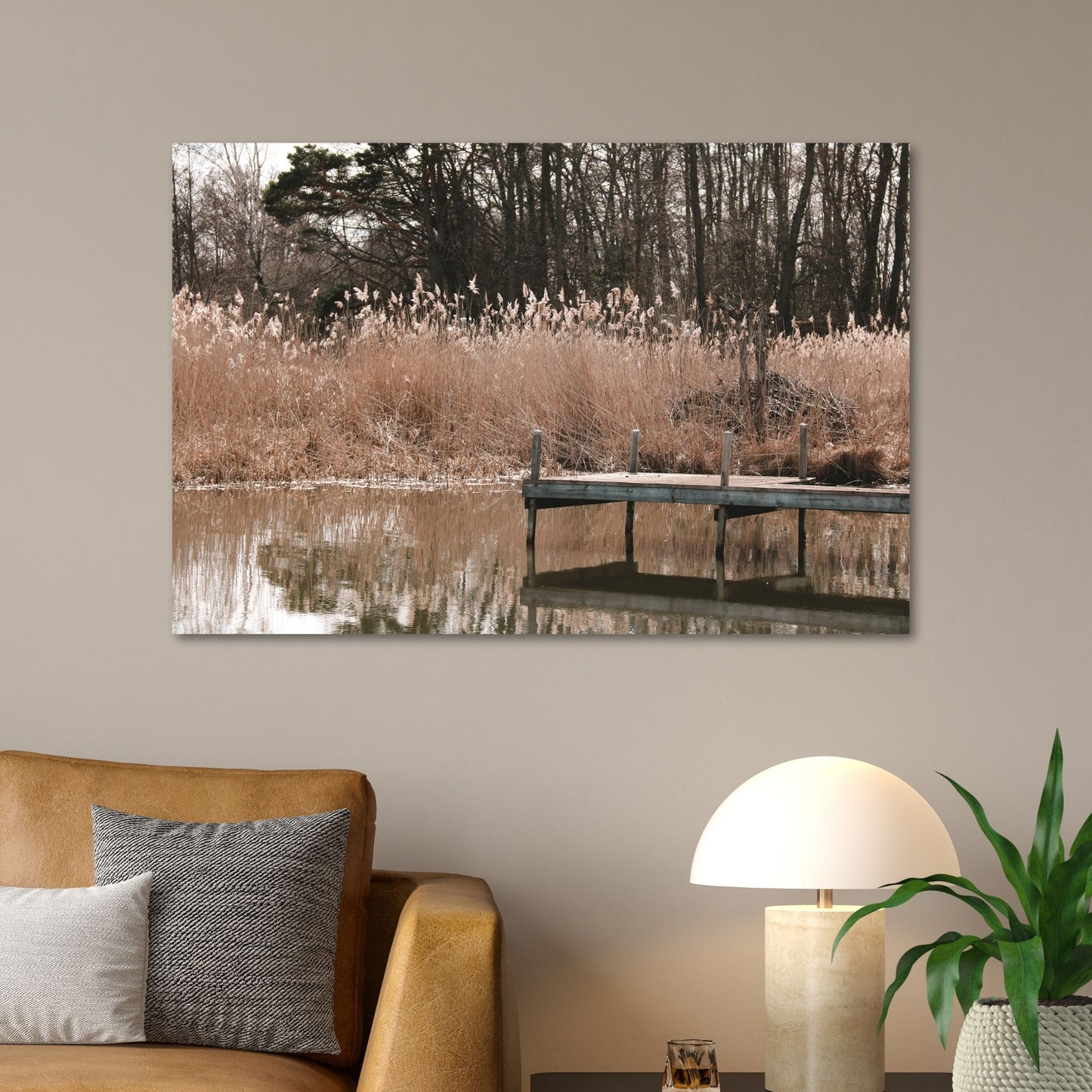 Denne vakre fotoplakaten fanger øyeblikket da solen kaster sine gyldne stråler over Mälaren, og avslører en pittoresk brygge som speiler seg i det rolige vannet. Illustrasjon som viser motivet på lerret.