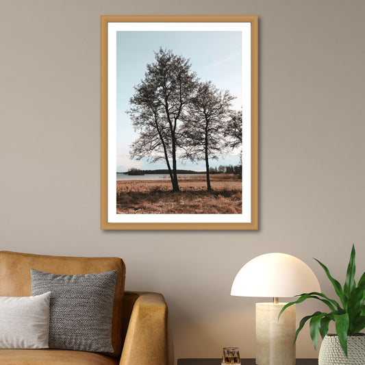 Dykk inn i en verden av sublim natur og opplev øyen Tidö-Lindös magi i april. Vårt unike bilde fanger øyeblikket av vår ved Mälaren. illustrasjonsbilde av motivet som plakat i ramme av eik.