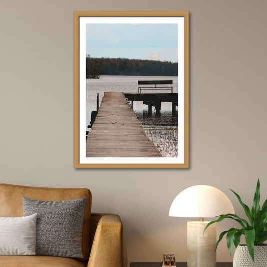 Dykk inn i en verden av sublim natur og opplev øyen Tidö-Lindös magi i april. Vårt unike bilde fanger øyeblikket av en brygge med en benk ved Mälaren. Illustrasjon som viser motivet som plakat i en ramme av eik.