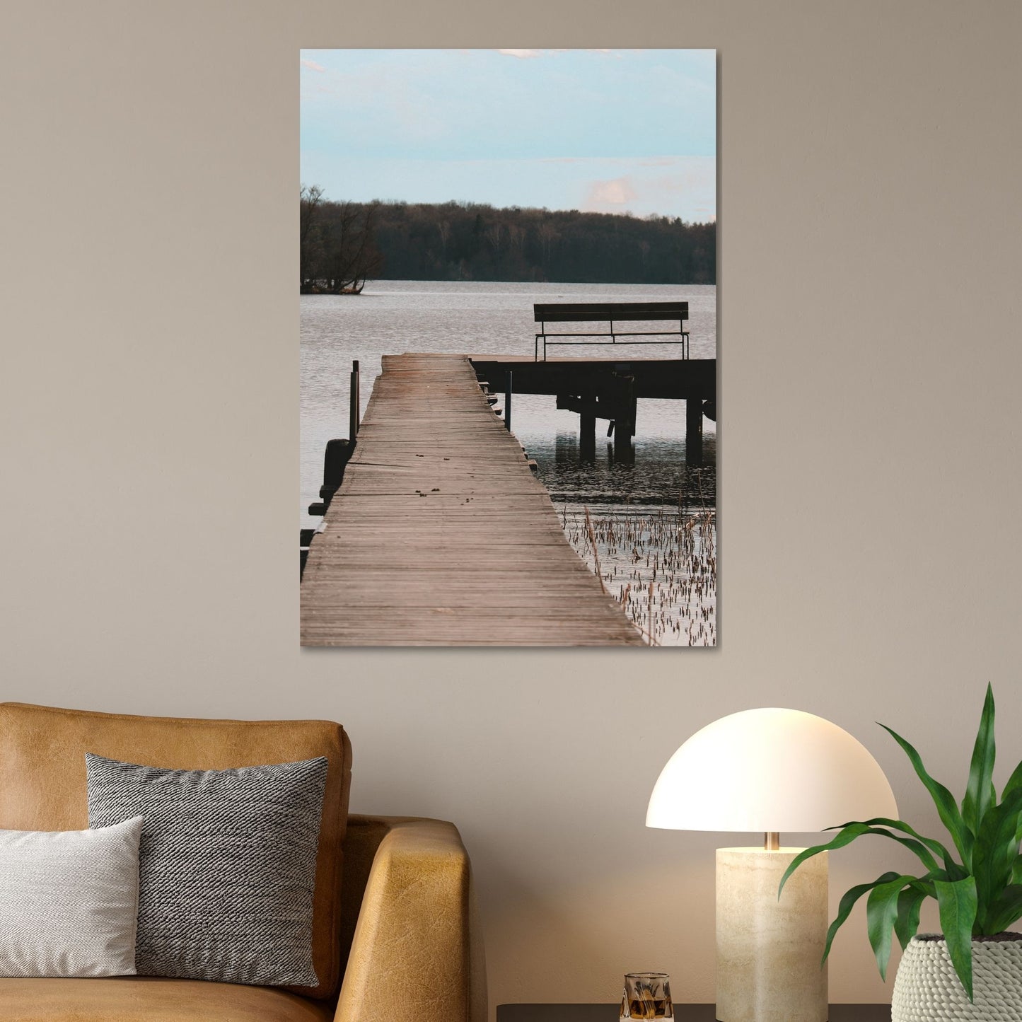 Dykk inn i en verden av sublim natur og opplev øyen Tidö-Lindös magi i april. Vårt unike bilde fanger øyeblikket av en brygge med en benk ved Mälaren. Illustrasjon som viser motivet på lerret.