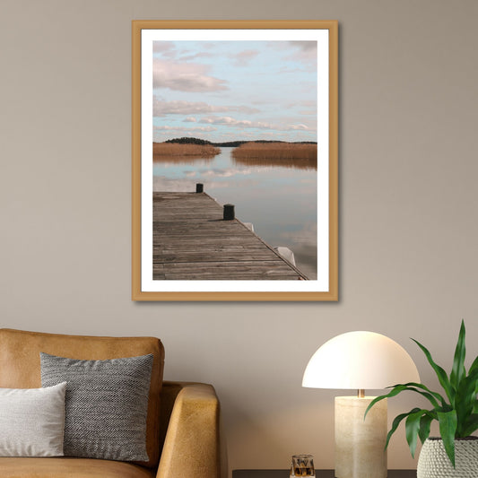 Dykk inn i en verden av sublim natur og opplev øyen Tidö-Lindös magi i april. Vårt unike bilde fanger øyeblikket av en brygge med en vakker utsikt over vannet og sivet ved Mälaren. Illustrasjon som viser motivet som plakat i en ramme av eik.