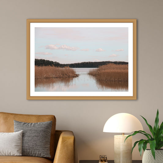 Dykk inn i en verden av sublim natur og opplev øyen Tidö-Lindös magi i april. Vårt unike bilde fanger øyeblikket av en vakker utsikt over vannet og sivet ved Mälaren. Illustrasjon som viser motivet som plakat i en ramme av eik.