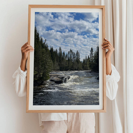 Dette dramatiske motivet viser fossen Nedre Brandseggfoss i Ogndal, der vannmassene presser seg gjennom klippeformasjoner og skaper både lyd og liv. Illistrasjon viser motivet i eik ramme.