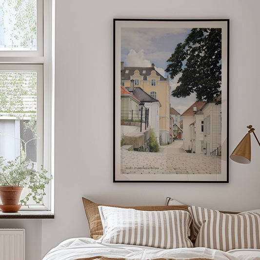 Nedre Strangehagen på Nordnes er et klassisk eksempel på Bergens gamle trehusmiljøer.  Illustrasjon viser plakat i sort ramme.