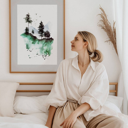 Nordic Serenity No2, en elegant akvarellplakat som fanger essensen av en svevende skog. Illustrasjon viser plakat i eik ramme.