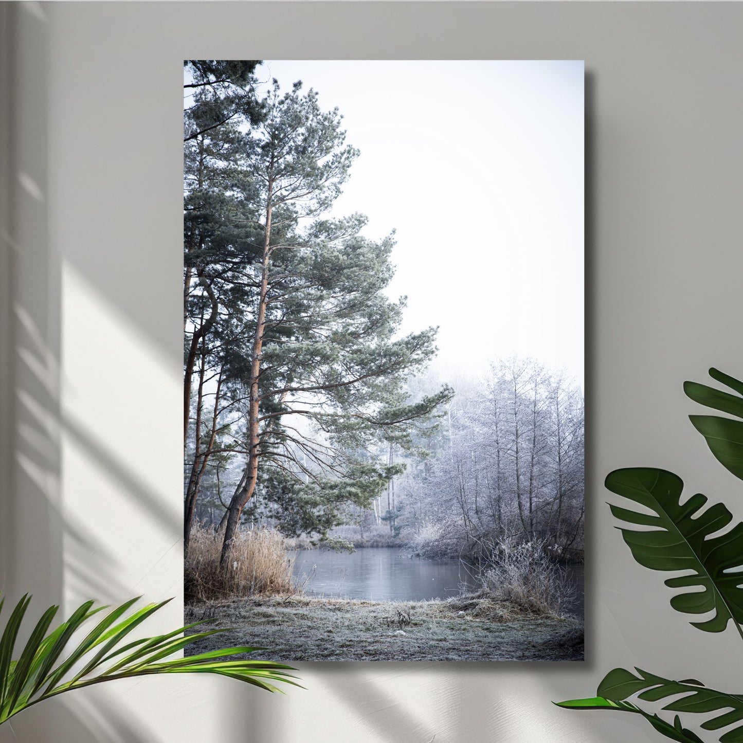 Dette motivet fanger essensen av et stille, vinterlig landskap, med snødekte trær ved en islagt innsjø. Illustrasjonsfoto viser motiv på lerret.
