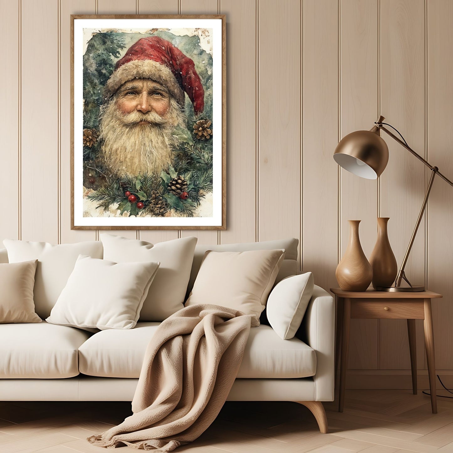 Dette motivet bringer frem minnene om klassiske julekort, med en smilende nisse omgitt av vintergrønt, kongler og røde bær. Illustrasjon viser motivet som plakat med hvit kant i lys ramme.
