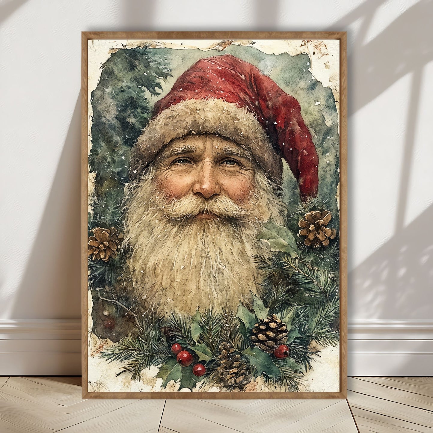 Dette motivet bringer frem minnene om klassiske julekort, med en smilende nisse omgitt av vintergrønt, kongler og røde bær. Illustrasjon viser motivet som plakat i lys ramme.