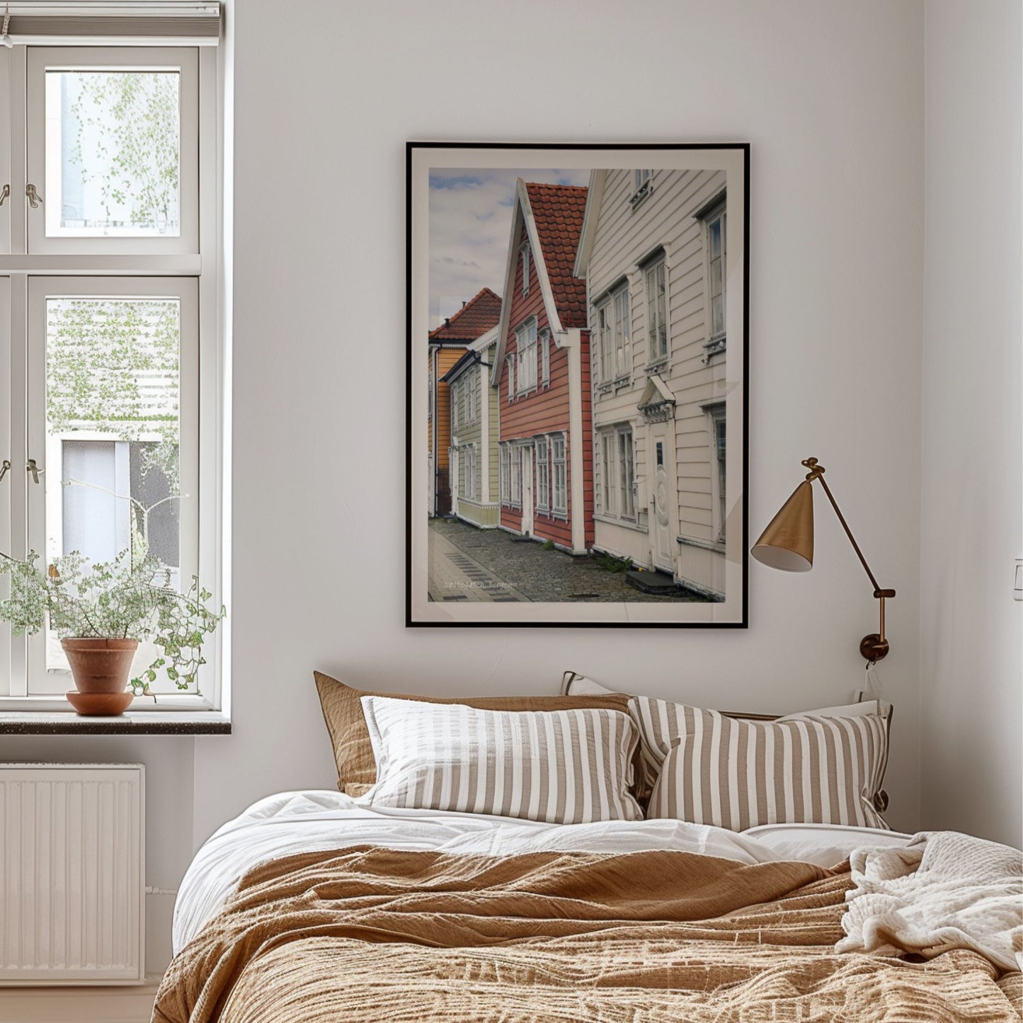 Nøstegaten på Nøstet er preget av tradisjonelle trehus tett i tett, med klare linjer og særpregede fasader. Illustrasjon viser plakat i sort ramme.