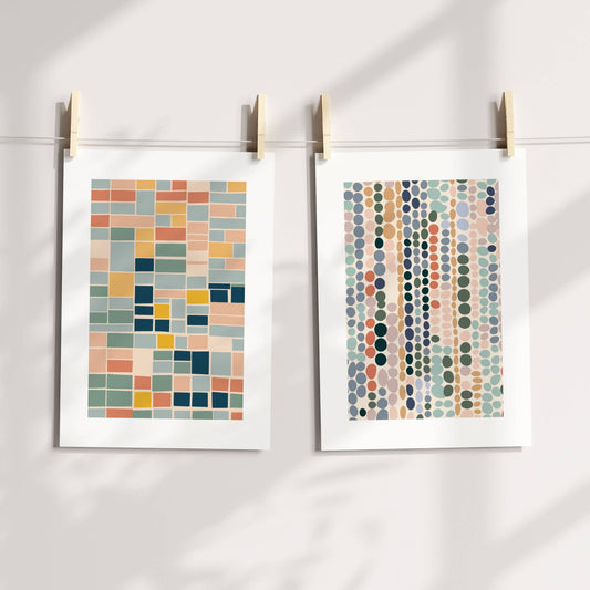 Skap et helhetlig og moderne uttrykk i hjemmet med Modern Shapes Collection – grafiske plakater. Illustrasjon viser plakater på print hengt opp med klyper på en snor.