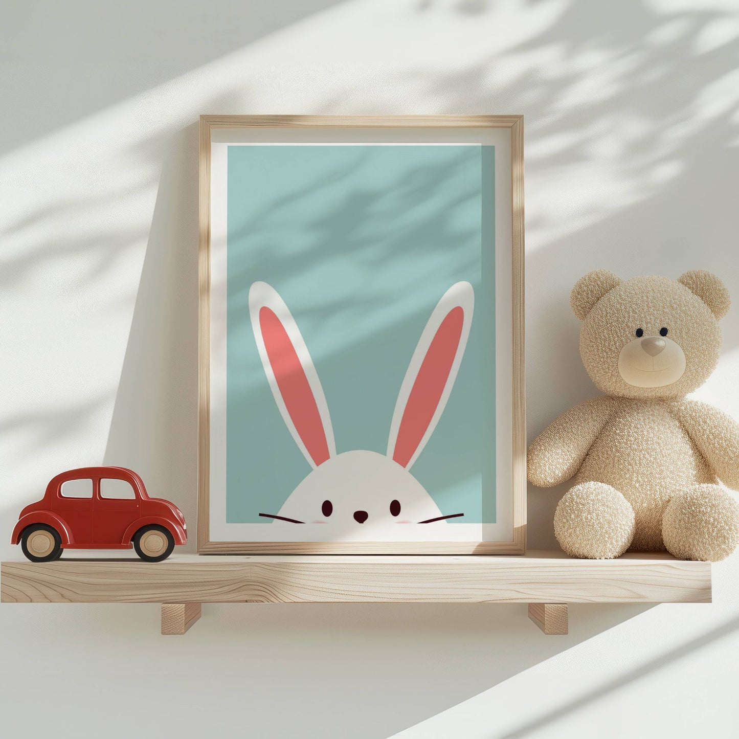 Denne stilrene påskeplakaten viser en søt påskehare som titter forsiktig frem, perfekt for å gi et humoristisk og sjarmerende uttrykk til veggen. Illustrasjon viser plakat med hvit kant i eik ramme.