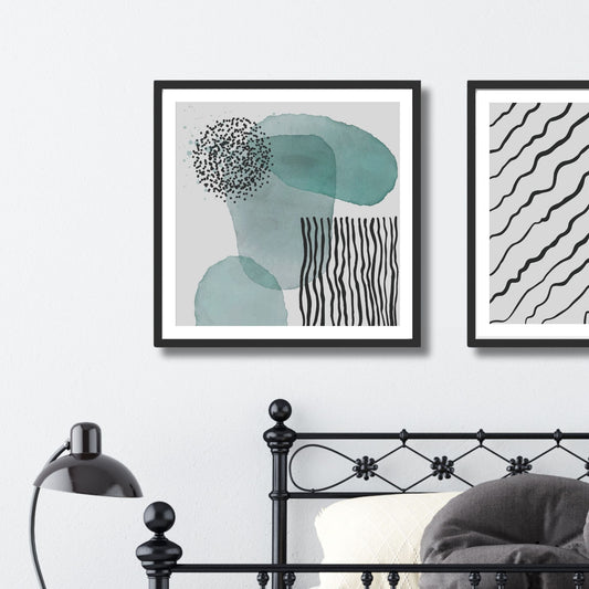 Denne grafiske illustrasjonen preges av organiske former i levende petrol farge, kontrasterende mot elegante svarte linjer og prikker, alt plassert på en sofistikert grå bakgrunn.  Illustrasjonsfoto viser motivet som plakat i svart ramme.