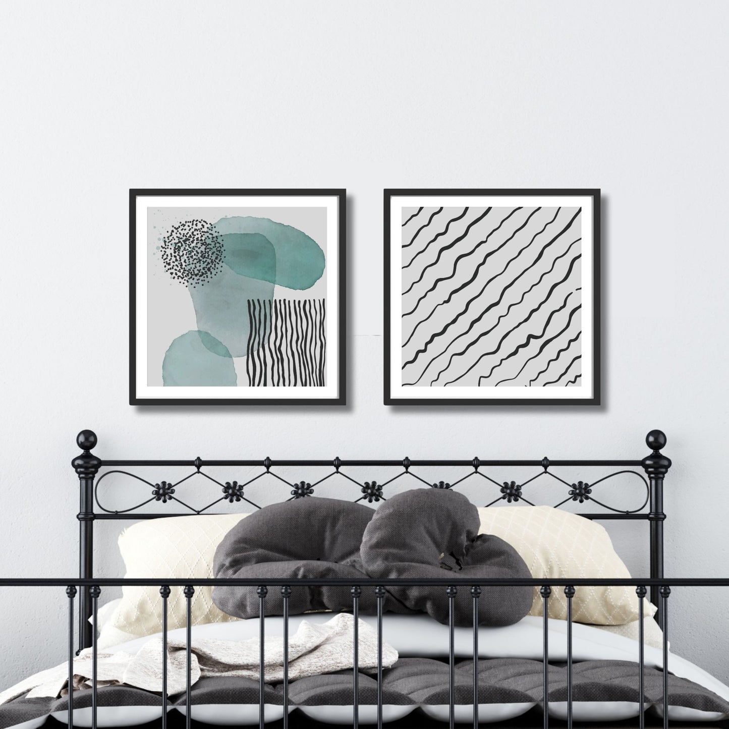 Denne grafiske illustrasjonen preges av organiske former i levende petrol farge, kontrasterende mot elegante svarte linjer og prikker, alt plassert på en sofistikert grå bakgrunn. Illustrasjonsfoto viser motivet som plakat i svart ramme sammen med motivet Wavy Lines.