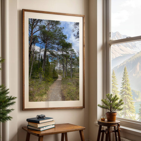 Oftenåsen – Sti gjennom Fururiket er et motiv som fanger det karakteristiske furulandskapet. illustrasjon viser motivet med hvit kantlinje i eik ramme.