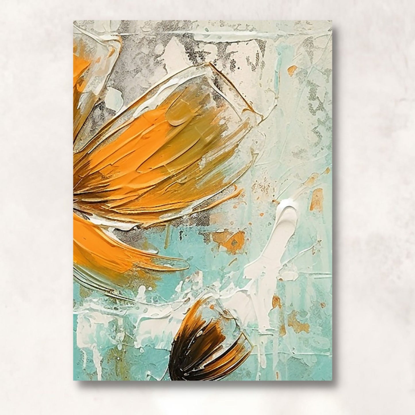 Motiv 2 av 3 stk. grafiske print på lerret. Motivet består av oransje blomster som danser på en beroligende bakgrunn av brunt, beige og turkis. Illustrasjon av lerret på vegg.