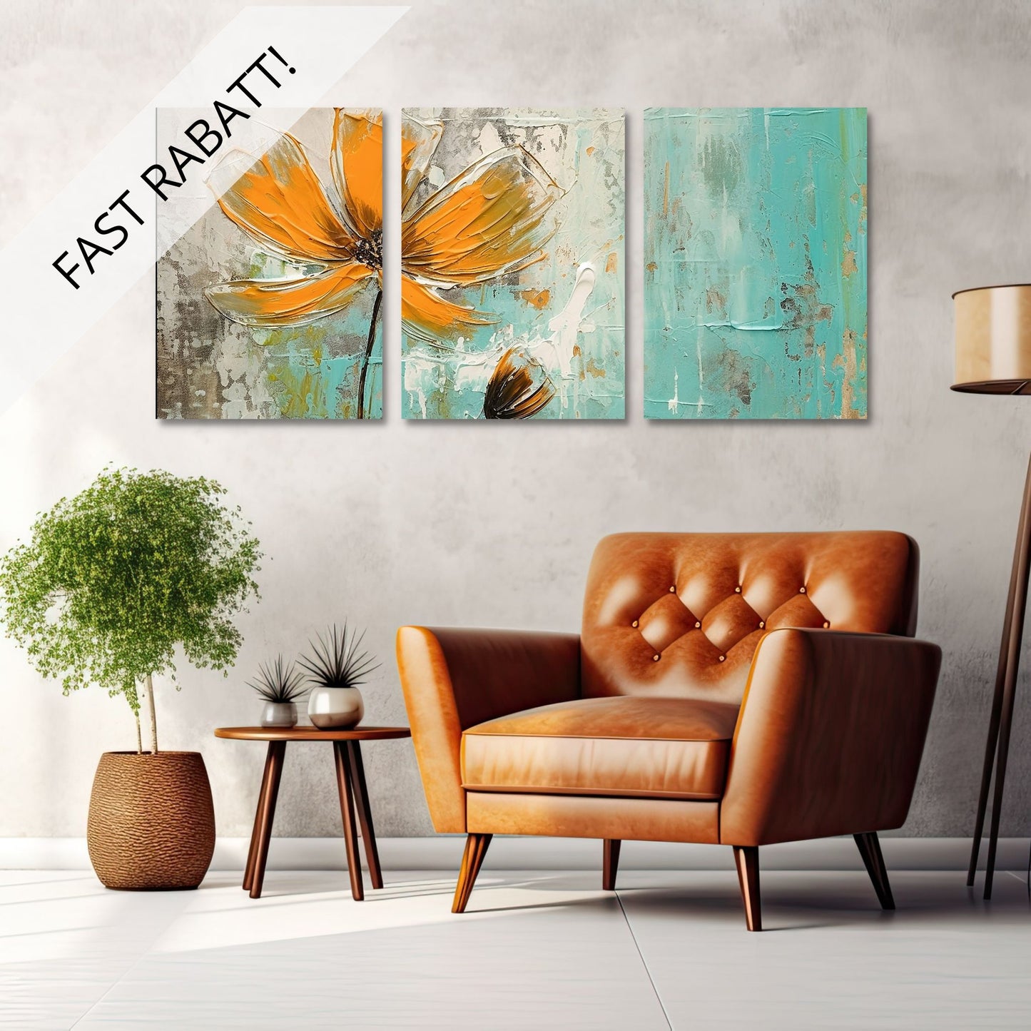 Abstrakt maleri som består av 3 stk. grafiske print på lerret. Motivet består av oransje blomster som danser på en beroligende bakgrunn av brunt, beige og turkis.. Illustrasjonen viser de tre lerretsbildene på en vegg over en brun skinnstol.