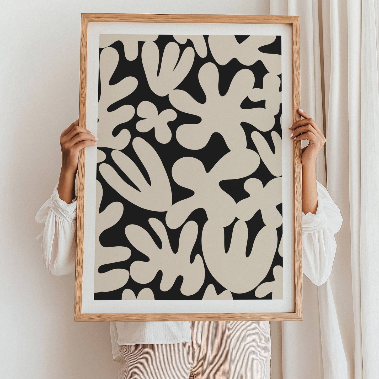 Organic Flow er en stilren og moderne plakat og lerret inspirert av den ikoniske Henri Matisse-stilen. Illustrasjon viser motivet som plakat med hvit kant i eik ramme.