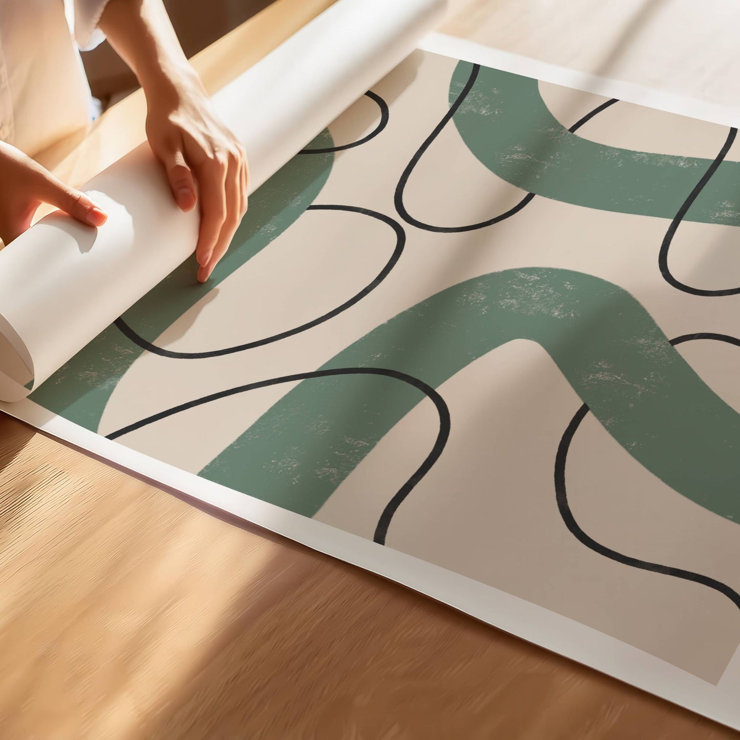 De flytende organiske linjene i dype grønntoner mot en varm beige bakgrunn skaper en rolig, men samtidig dynamisk estetikk som harmonerer med enhver interiørstil. Illustrasjon viser motivet på print.