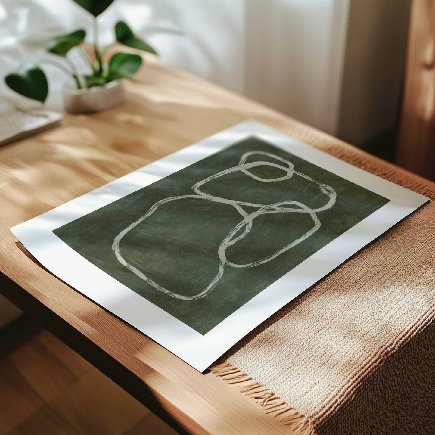 "Organisk Linjeflyt" er en sofistikert plakatserie som kombinerer abstrakt kunst med en minimalistisk tilnærming. Illustrasjon viser "Organisk Linjeflyt No4" på print.