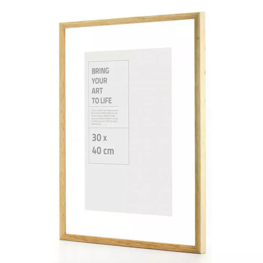 Oslo eik kvalitetsramme i ekte tre er en fin innramming av plakaten din. Profilbredde 12 mm, dybde på 18 mm. Leveres med plexiglass.