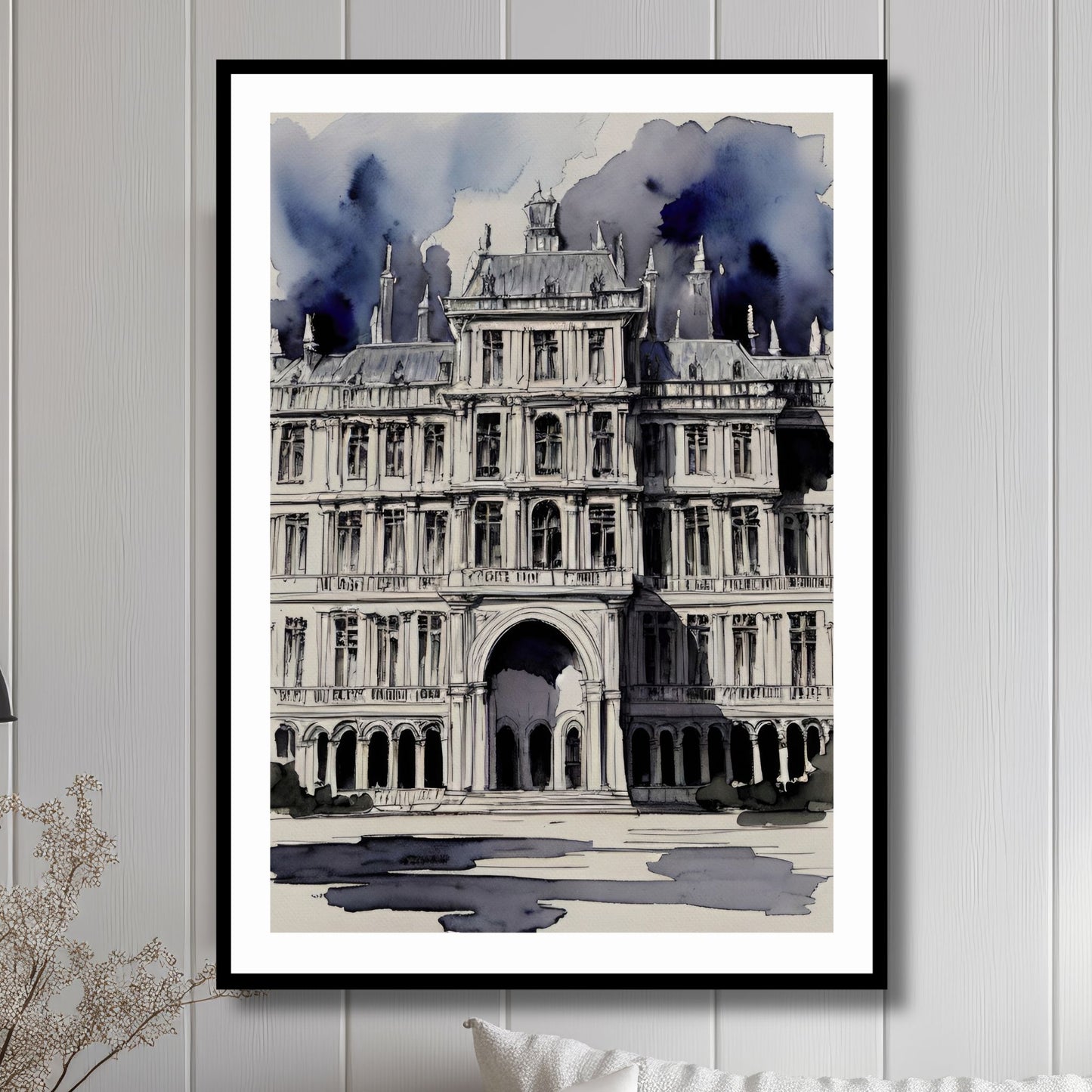 Opplev elegansen fra Frankrikes mest ikoniske slott med vår eksklusive Palace of Versailles Plakat .Illustrasjon viser plakat i sort ramme.