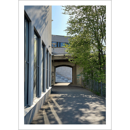 Dette motivet fanger kontrasten mellom gammel og moderne arkitektur, der den myke belysningen fra kveldssolen gir bildet en stemningsfull og tidløs følelse.