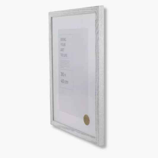 Hvitlasert eikeprofil som fremhever treets naturlige årring gir et moderne og robust utseende som passer perfekt i alle interiørstiler.