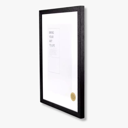 Sortmalt eikeprofil som fremhever treets naturlige årring gir et moderne og robust utseende som passer perfekt i enhver interiørstil.