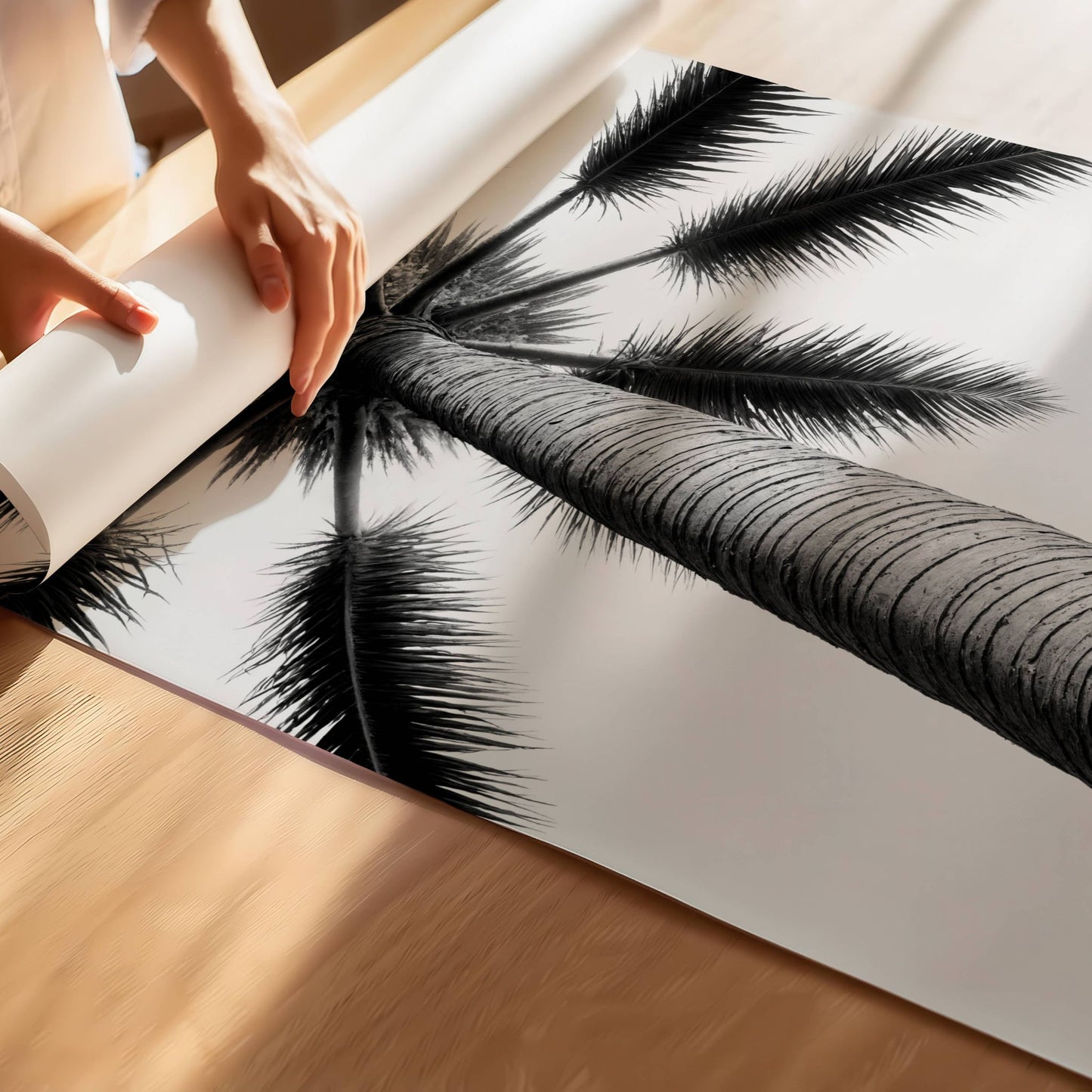 Stilrent svart-hvitt-motiv som gir et unikt perspektiv av en majestetisk palme, sett nedenfra. Illustrasjon viser motivet på lerret.