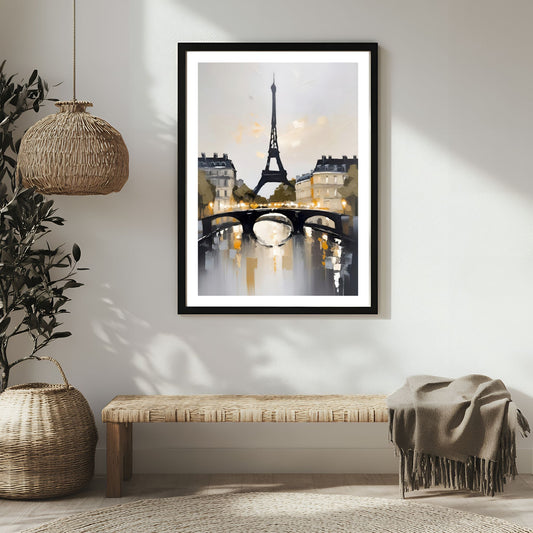 Dette moderne kunstverket kombinerer det ikoniske Eiffeltårnet med en romantisk bro og vakre bygninger, alt fremstilt i en subtil fargepalett med varme gulltoner og elegante gråtoner. Illustrasjon viser motivet som plakat med hvit kant i sort ramme.