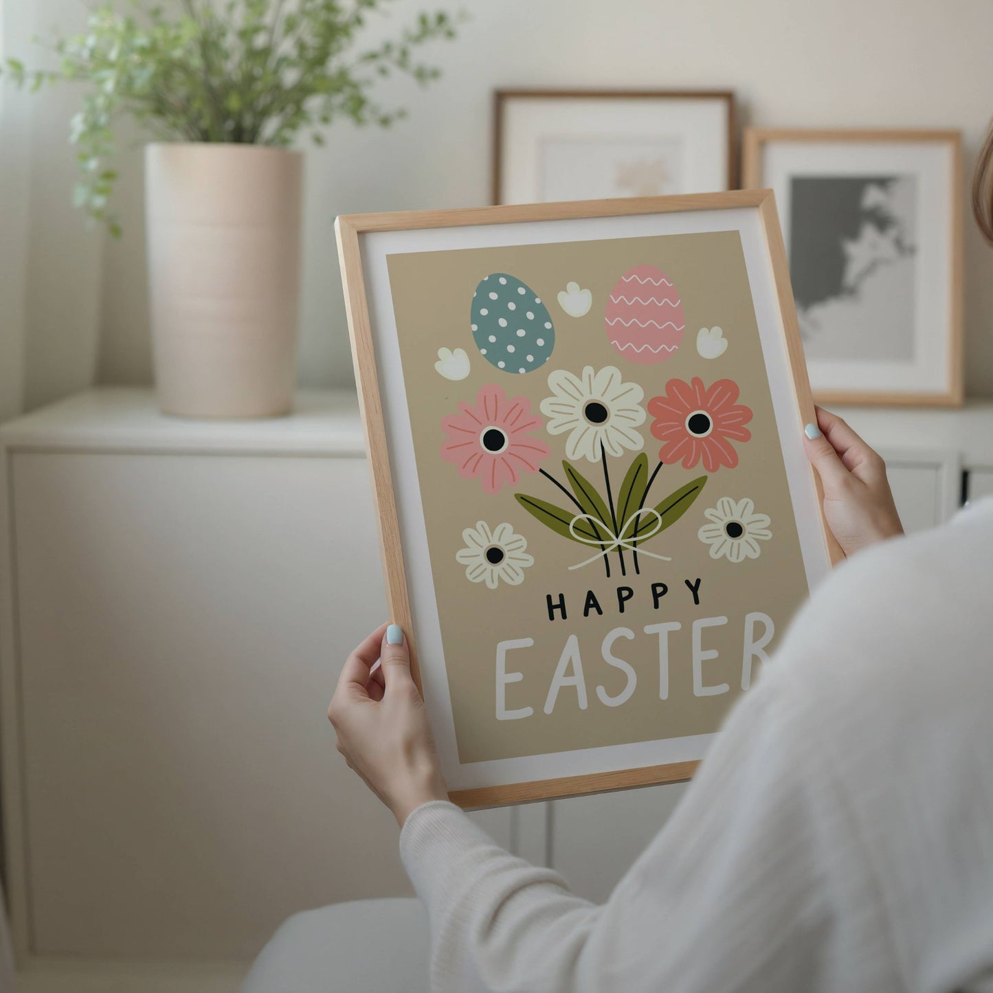 Denne stilfulle påskeplakaten kombinerer delikate vårblomster og påskeegg i myke pastellfarger, skapt for å gi en lun og harmonisk stemning. Illustrasjonen viser plakat med hvit kant i eik ramme.