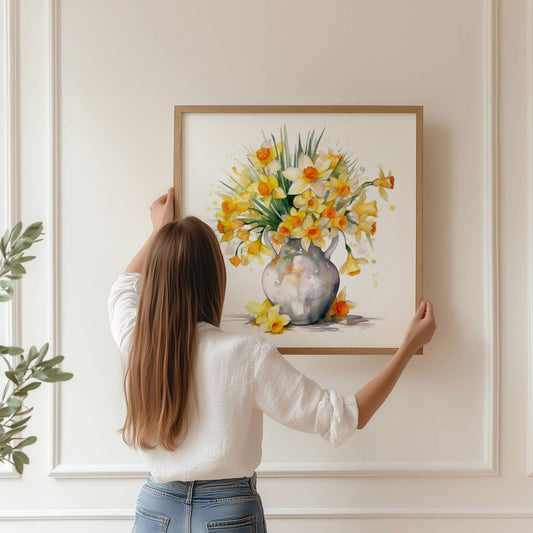 Lys opp hjemmet med Påskeblomst i Vase – Plakat, et stemningsfullt vårmotiv med gule påskeliljer i en elegant vase. Illustrasjon viser plakat i eik ramme.