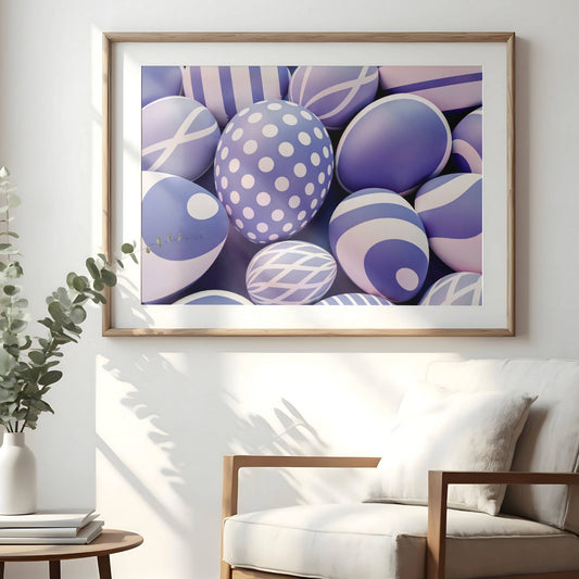 Dette stilfulle motivet viser en samling påskeegg i vakre nyanser av lilla, rosa og hvitt, dekorert med grafiske mønstre som prikker, striper og bølger. Illustrasjon viser plakat med assepartout i eik ramme.