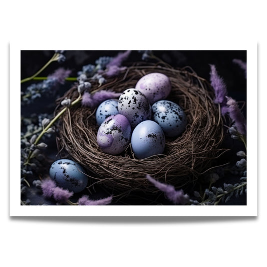Med duse lilla og blåtoner, kombineres vakre flekkete egg i et rustikt fuglerede omgitt av delikate blomster. Perfekt for deg som ønsker en elegant og stemningsfull påskedekor!