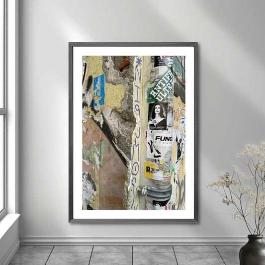 Paste up gatekunst. La deg bli fengslet av atmosfæren og den unike gatekunsten i Napoli. Dette levende bildet, tatt fra gamlebyen, gir deg en følelse av autentisitet og opplevelse av den lokale kulturen og et glimt av Napoletansk gatekultur. Illustrasjon viser motivet som plakat.