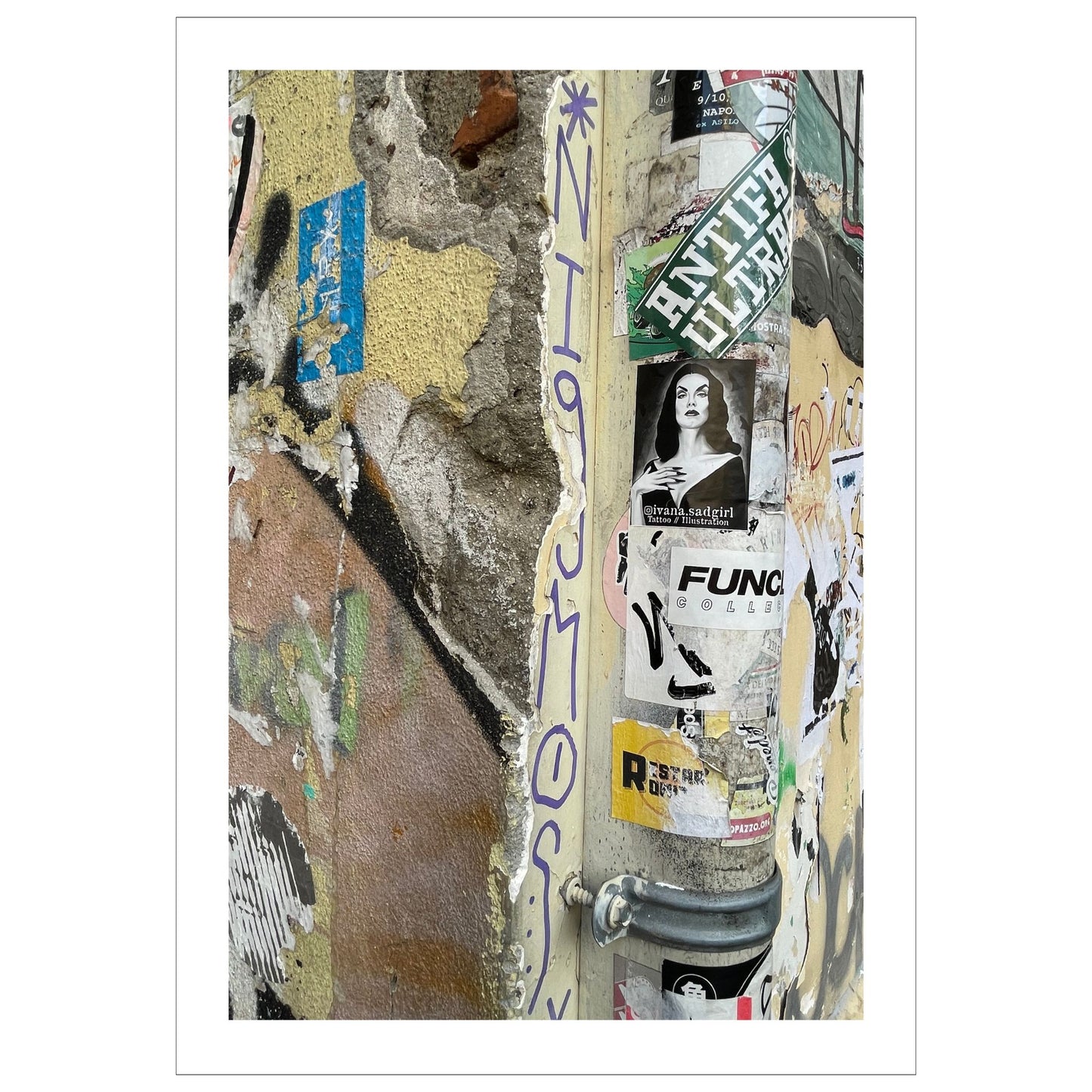 Paste up gatekunst. La deg bli fengslet av atmosfæren og den unike gatekunsten i Napoli. Dette levende bildet, tatt fra gamlebyen, gir deg en følelse av autentisitet og opplevelse av den lokale kulturen og et glimt av Napoletansk gatekultur.