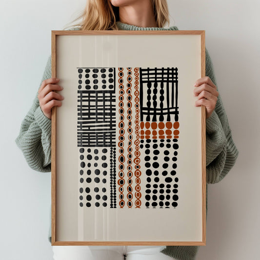 Pattern Rhythm er en strukturert og rytmisk plakat med striper, prikker og linjer i et gjennomført og moderne design. Illustrasjon viser plakat med bred kant i eik ramme.