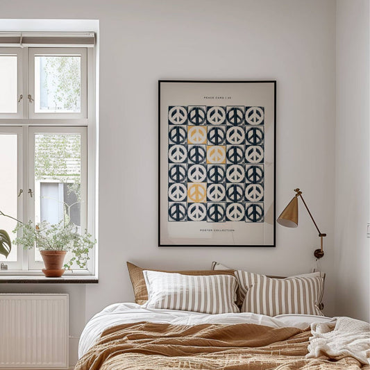 Peace Card 20 – grafisk plakat er et moderne kunsttrykk med gjentatte peace-symboler i et stramt, kubistisk mønster. Illustrasjon viser plakat i sort ramme.