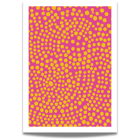 Med gule prikker på knallrosa bakgrunn skaper Popprikk garantert liv i rommet – enten det er på kjøkkenet, kontoret eller i et kreativt hjørne.
