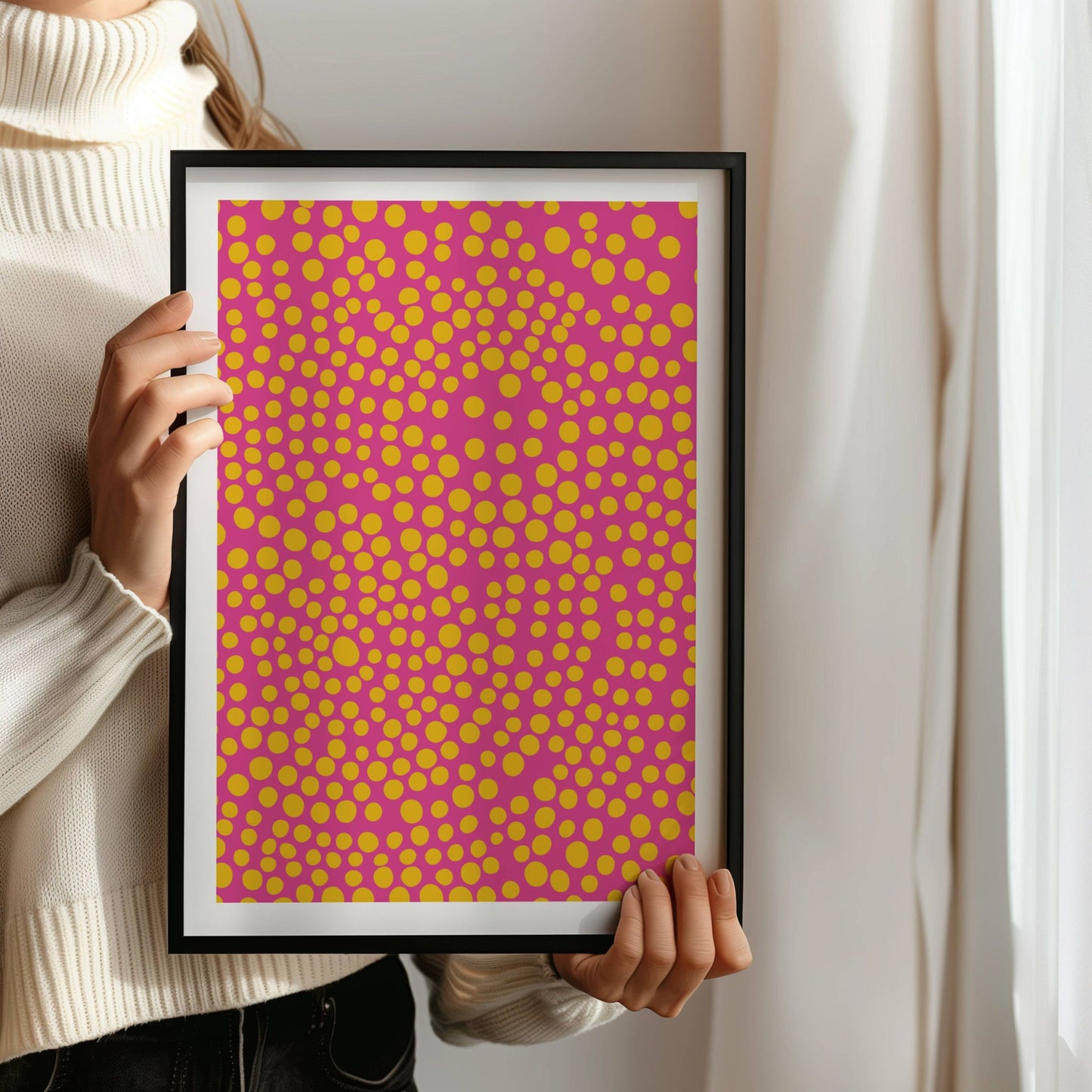 Med gule prikker på knallrosa bakgrunn skaper Popprikk garantert liv i rommet – enten det er på kjøkkenet, kontoret eller i et kreativt hjørne. Illustrasjon viser plakat med kantlinje i sort ramme.