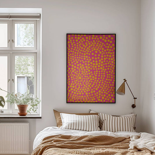 Med gule prikker på knallrosa bakgrunn skaper Popprikk garantert liv i rommet – enten det er på kjøkkenet, kontoret eller i et kreativt hjørne. Illustrasjon viser plakat uten kantlinje i sort ramme.