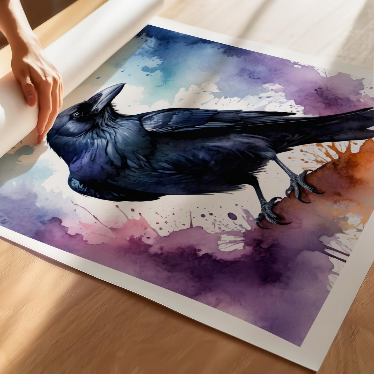 “Raven’s Gaze” portretterer ravnen – et symbol på visdom og mystikk – i mørke fiolette og blå fargetoner. Illustrasjon viser plakat på print.